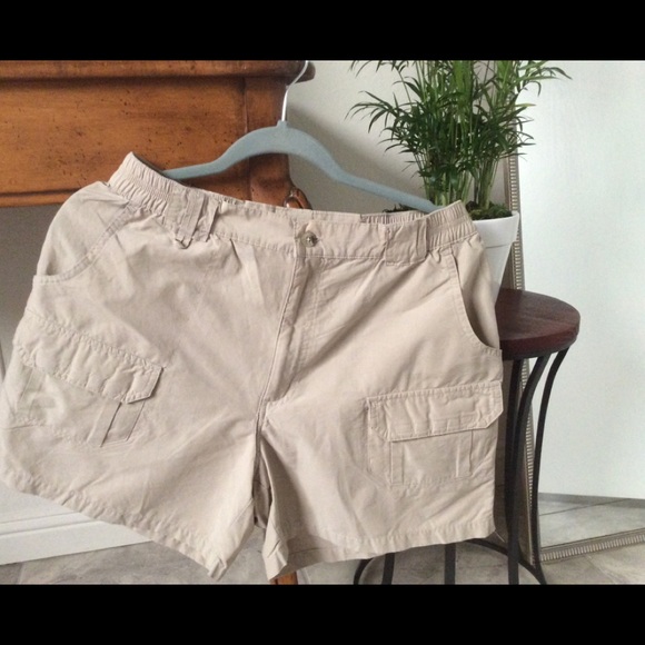 Womens light tan cargo Columbia shorts - Picture 1 of 5